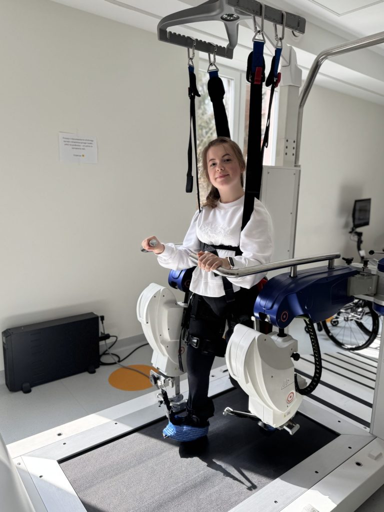 Rehabilitacja po Dziecięcym Mózgowym Porażeniu w Krakowie na robotoce ReoAmbulator