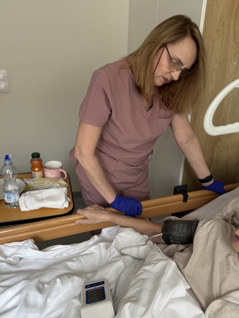 opieka pielęgniarska w centrum rehabilitacji przy łóżku