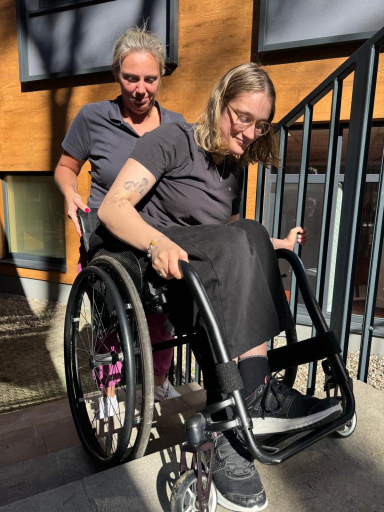 urazy rdzenia_rehabilitacja na schodach na wózku